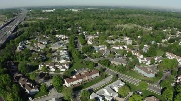 Drohnenschuss aus der Luft. Amerikanischer Vorort zur Sommerzeit. Aufnahme der Nachbarschaft. Blick auf Immobilien von Wohnhäusern. — Stockvideo