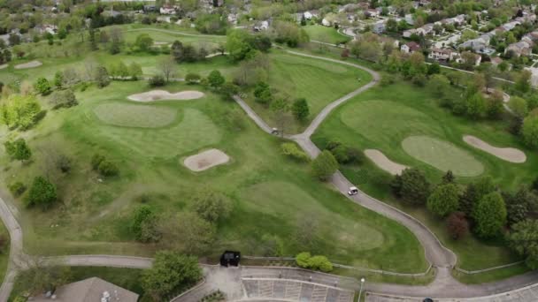 Vista aérea del dron. Vuelo sobre campo de golf en los suburbios del distrito — Vídeos de Stock