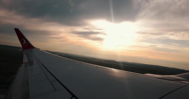 Istanbul, 2.06.2021 Turkiska flygbolag vinge av planet vid solnedgången, utsikt från planet — Stockvideo