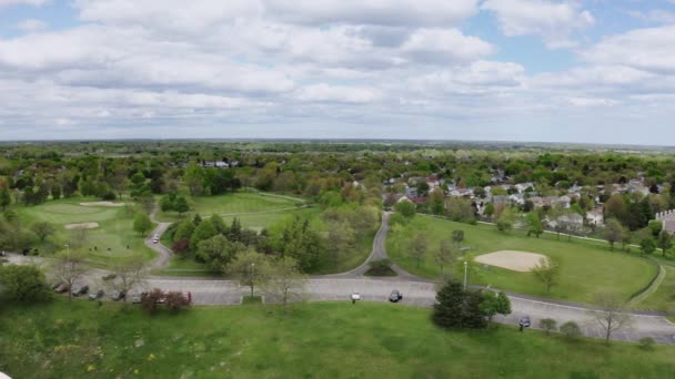 Dron aéreo. Vuelo sobre campo de golf en los suburbios del distrito — Vídeos de Stock