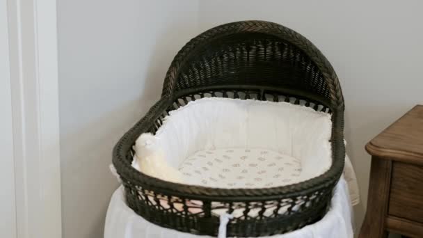 Puste łóżeczko dla niemowląt, w pokoju jest nowe łóżeczko dla niemowląt, czekające na dziecko, — Wideo stockowe
