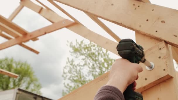 Tornillo de la conexión en la construcción del techo de la casa. Moderna casa americana, vigas de techo en plena fase de construcción, mirando hacia arriba hacia — Vídeos de Stock