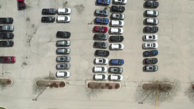 Otoparkın otoparkında aracın drone görüntüsü ve araba taşıyıcısı arabaları yüklüyor.