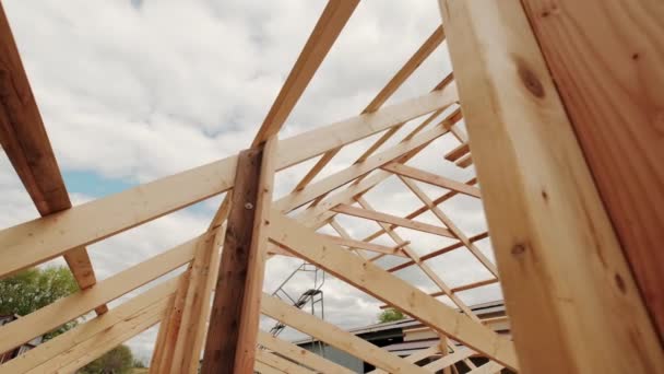 現代のアメリカの家、屋根の梁の中間建設段階では、移動カメラを検索します。 — ストック動画
