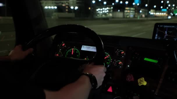 Vista de perto de Caminhão motorista passeios para o destino de carga na estrada à noite. Movimento lento — Vídeo de Stock