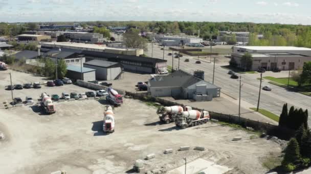 Çimento fabrikası binaları ve büyük su depoları ile gündüz tepelerdeki endüstriyel kasabalara karşı. Hava aracı — Stok video