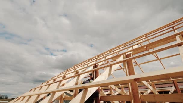 Moderna casa americana, vigas de techo en mitad de la fase de construcción, mirando hacia arriba. cámara de movimiento — Vídeo de stock