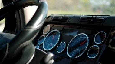 Manzarayı kapat. Kamyon şoförünün konsolu gündüz varış noktasındaki kargoya gidiyor. Yavaş çekim 