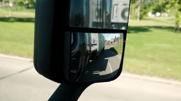 Close up Zicht op venster en spiegel. Vrachtwagenchauffeur rijden vrachtwagen op de weg op zomerdag. Langzame beweging — Stockvideo