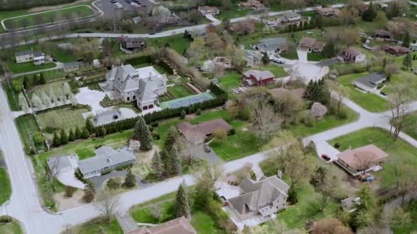 Vista aérea de un barrio suburbano en verano — Vídeo de stock