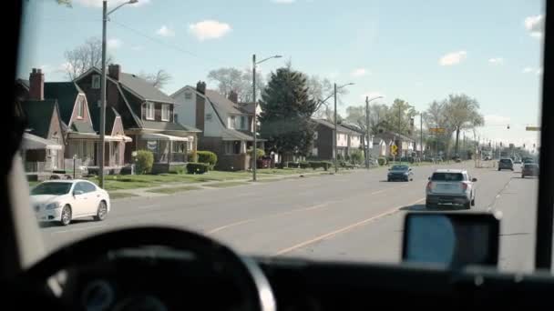 閉めろ。トラックの運転手は、日に道路で目的地の貨物に乗ります。スローモーション — ストック動画