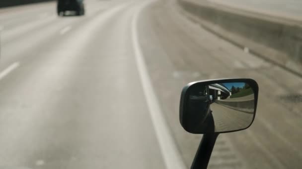 Vista amplia para ventana y espejo. Conductor de camión conduciendo camión en la carretera en el día de verano. Movimiento lento — Vídeos de Stock