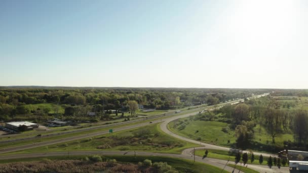 Widok z lotu ptaka. Ruch drogowy jest na autostradzie ilość zielonej łąki widelec trasy, głównych i zjazdów — Wideo stockowe