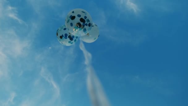 Vue du bas sur ballon sur fond de ciel bleu. — Video