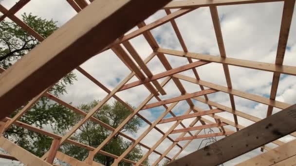 Nowoczesny amerykański dom, belki dachowe w fazie budowy, patrząc w górę w kierunku. Szeroki strzał. — Wideo stockowe