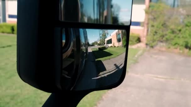 닫아. 창문 과 거울의 모습. 트럭 운전사가 여름 날 도로에서 트럭을 운전하고 있어요. 느린 동작 — 비디오