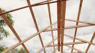 Modern Amerikan evi, çatı kirişi inşaat aşamasında, yukarı bakıyor. Geniş ekran hareket kamerası