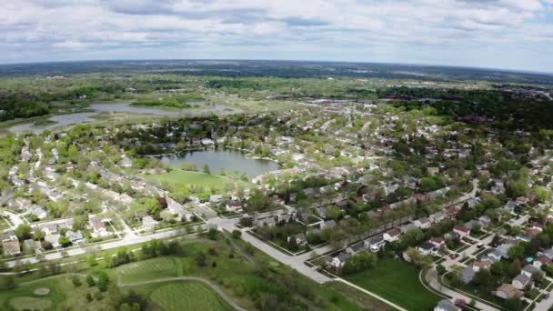 Drohnenschuss aus der Luft. Blick auf den amerikanischen Vorort. Aufnahme der Nachbarschaft. Immobilienansicht von Wohnhäusern. Weitschuss — Stockvideo