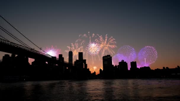 Weitwinkelblick auf das Feuerwerk über Manhattan bei Sonnenuntergang am New Yorker Unabhängigkeitstag 4. Juli Feuerwerk auf den Lichtern der Stadt — Stockvideo