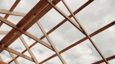 Modern Amerikan evi, çatı kirişi inşaat aşamasında, yukarı bakıyor. Kamerayı taşı