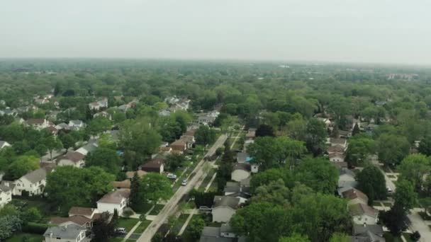 Воздушный дрон. Вид на американский пригород в летнее время. Снимаю окрестности. Недвижимость вид на жилые дома. — стоковое видео