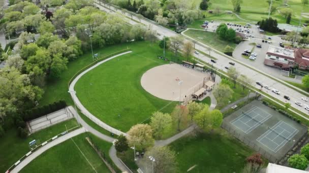 Aerial Drone kilátás a gyerekek játszanak Baseball Field a Park Sunny Day. Széles kilátás — Stock videók