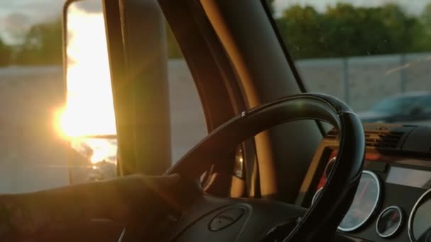 Zamknij widok Kierowca ciężarówki jedzie do miejsca przeznaczenia ładunku na drodze w dzień w promieniach słonecznych. Zwolniony ruch — Wideo stockowe