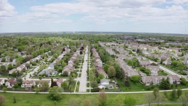Aerial wide drone Vista del suburbio americano en verano. Estableciendo plano de barrio. Vista inmobiliaria — Vídeo de stock