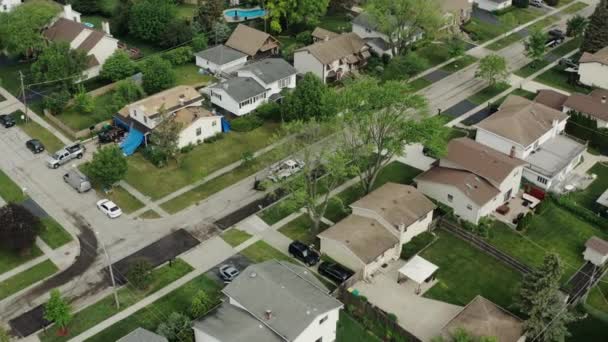 Aereo drone vista superiore di riparazioni stradali in periferia, sulla strada con molte case — Video Stock