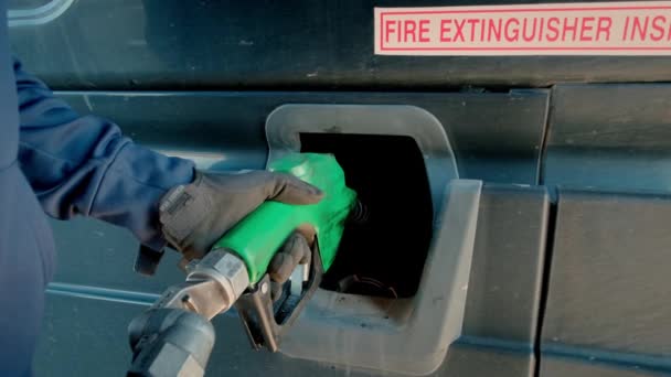 Vista de cerca de llenar un camión con combustible en la gasolinera del camión, — Vídeos de Stock