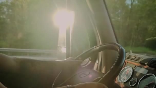 靠近点卡车司机乘车前往目的地.夏天温暖的日子里，人们开着卡车在公路上开车，镜子里反射着阳光。慢动作 — 图库视频影像