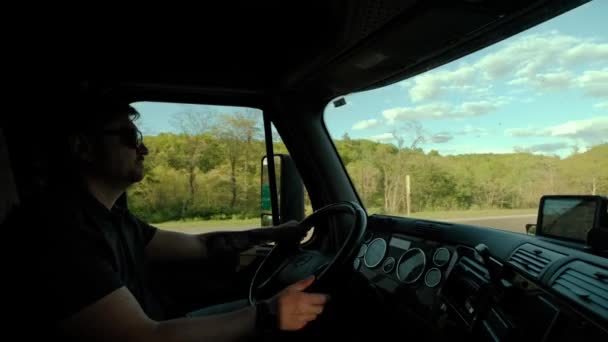 Řidič kamionu jede do cílového nákladu. Muž řídí náklaďák na silnici v teplý letní den. Zpomalit pohyb ultra široký futage