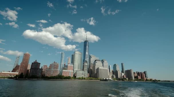 Στην πόλη της Νέας Υόρκης. Καθιέρωση πλάνο της οικονομικής περιοχής της Νέας Υόρκης ψάχνει με τον ποταμό Χάντσον — Αρχείο Βίντεο