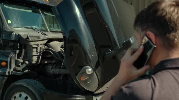 Servicio, mecánico. La desesperación del conductor está hablando por teléfono sobre el problema de la visión trasera. — Vídeos de Stock