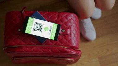 Cep telefonundaki aşı pasaportu bavulda seyahat olanağı sağlıyor. Üst görünüm