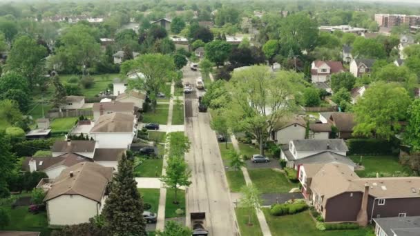Wegenherstellingen in de buitenwijken, op straat met veel huizen, aanleg van nieuw asfalt. Luchtdrone — Stockvideo