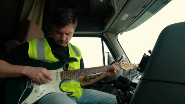 Kamyon şoförü takside oturuyor ve gitar çalıyor.. — Stok video