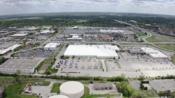 Vue aérienne par drone de la zone de l'entrepôt près de la banlieue américaine — Video