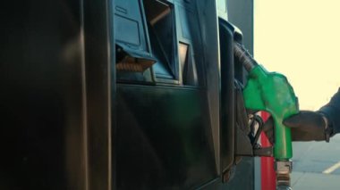 Kapatın. Benzin istasyonunda bir kamyonu benzinle doldurmak., 