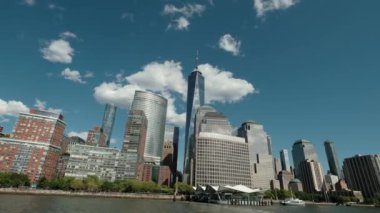 New York Şehri 'nde. New York 'un finans bölgesinin, Hudson River' ın tekne manzaralı görüntülerini çekiyoruz.