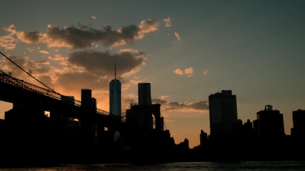 Twilight view of Manhattan with the Brooklyn Bridge. Wide shot futage — Stock Video