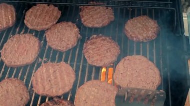 Amerikan barbeküsü ızgarada ateşte pişiyor. Açık hava partisi. Üst görüntü görüntüsü