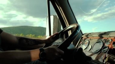 Geleceği kapatalım. Kamyon şoförü hedef kargoya gidiyor. Sıcak yaz gününde yolda kamyon süren bir adam ve aynadaki güneş ışığı yansımaları. Yavaş çekim