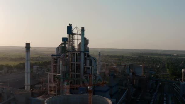 Zementwerk mit hoher Fabrikstruktur im Industriegebiet bei Sonnenuntergang. Drohnen-Zukunft aus der Luft — Stockvideo