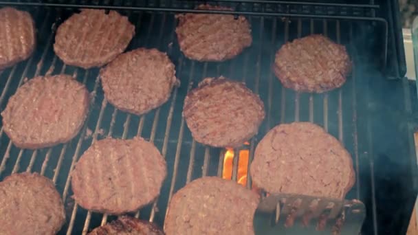 美国烧烤食物在热烤架与火。户外派对。头像镜头 — 图库视频影像