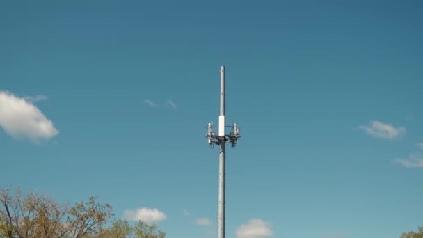 Imágenes de torres 5G con fondo de cielo azul. Banda ancha rural en las ciudades rurales. — Vídeos de Stock