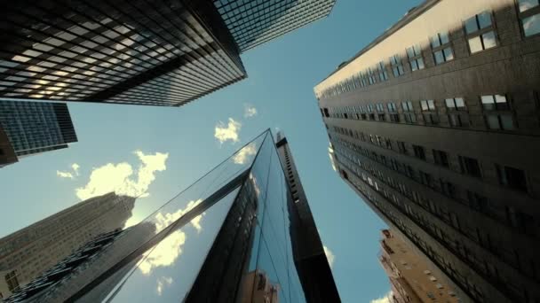 Dolní pohled na průsmyk několika mrakodrapy v klidném městě pod zataženou oblohou za klidného dne. Otočit fotoaparát — Stock video
