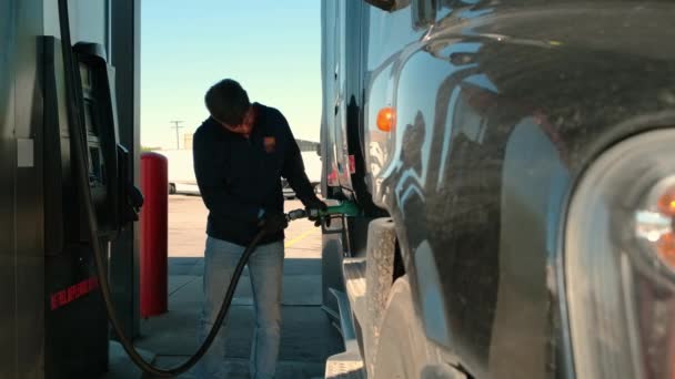 Homem enchendo um caminhão com combustível no posto de gasolina do caminhão, — Vídeo de Stock