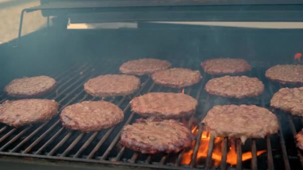 Comida de churrasco americana em grelhador quente com fogo. Festa ao ar livre. câmara lenta — Vídeo de Stock