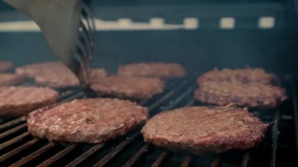 Погляньте на американську їжу барбекю на гарячому грилі з вогнем. Вечірка на вулиці. повільний рух — стокове відео